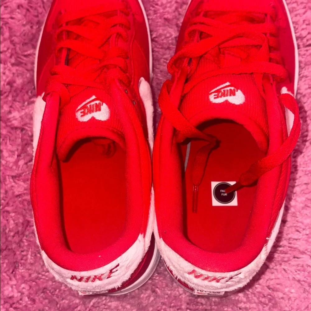 Nike Valentine’s Day Dunks 2024 Red Size 7Y